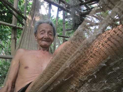 Lạ lùng cụ ông 92 tuổi cất 'nhà 9 tầng' trên cây