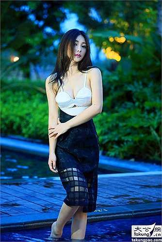 Cô nàng luôn yêu chiều các thiết kế tôn vinh 'vũ khí sexy'