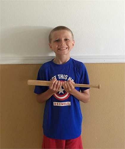 Ngoài việc quyên tặng tóc, Christian còn đóng góp rất nhiều đồ chơi và cả quần áo của mình cho những bạn nhỏ kém may mắn. 