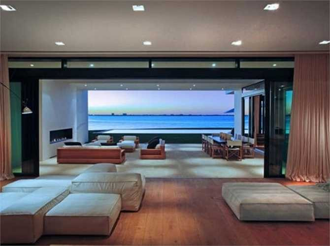 Khu biệt thự bên bờ biển ở Miami với những căn nhà rộng. Trong đó có 9 phòng ngủ, 11 phòng tắm, giá bán lên đến 38 triệu USD