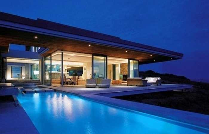 Cliff Bay Resort ở Cape Town, Nam Phi đã kết hợp với địa hình và thảm thực vật đặc trưng để tạo nên không gian yên tĩnh. Biệt thự nằm cạnh vách đá nhìn ra biển mênh mông