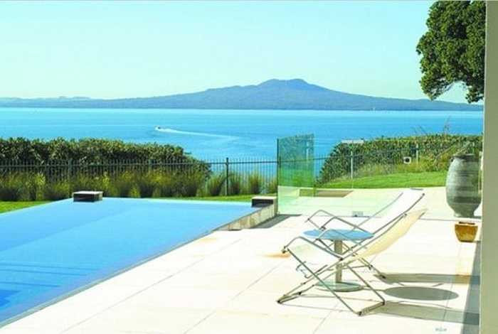 Biệt thự nằm trên đảo Milford ở Newzeland với phong cách thiết kế ấn tượng. Hồ bơi rộng, nhà bếp tiện nghi, bên trong có nhà hát, chỗ chơi dành cho trẻ em