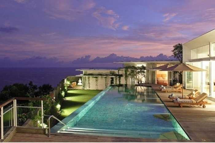 Khu biệt thự nằm bên bờ biển ở Indonesia với bồn tắm ngoài trời, bể bơi vô cực, không gian phủ kính nên rất thoáng mát. Vật liệu xây dựng làm từ gỗ tếch, đá địa phương