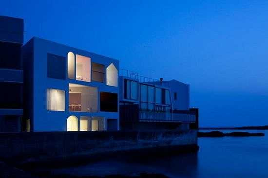 Khu biệt thự Sajima Yokosuka, tỉnh Kanagawa, Nhật Bản có thiết kế độc đáo, xung quanh là những mảng kính lớn đồng thời là cửa sổ. Khu biệt thự bên biển như con tàu lênh đênh