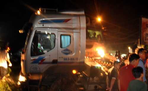 Tàu hoả tông xe container bay 20m, đường sắt tê liệt