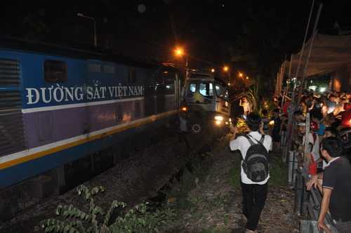 Tàu hoả tông xe container bay 20m, đường sắt tê liệt