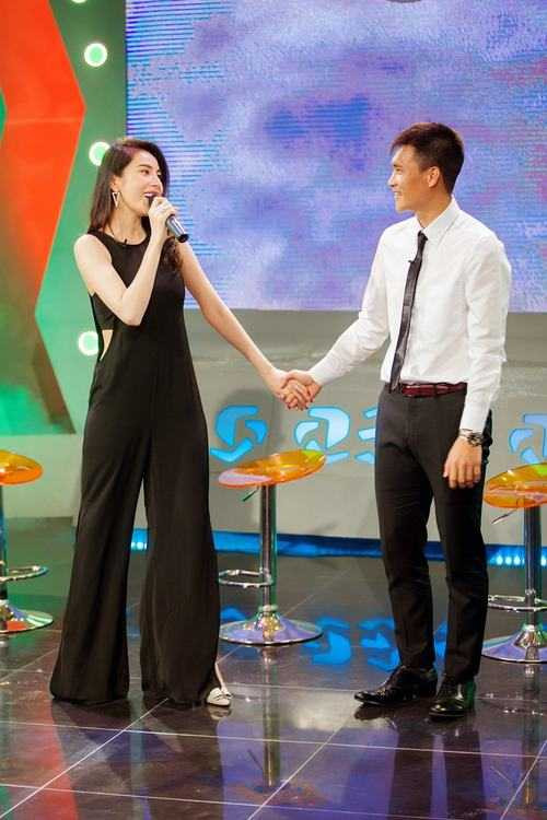 Thủy Tiên hát tặng Công Vinh tại chương trình.