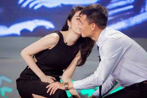 Cả hai dành tặng nhau nụ hôn trước hàng triệu khán giả.