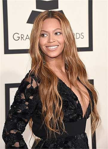 3. Beyoncé Knowles - Tháng sáu năm 2014, Beyoncé đứng đầu danh sách 100 ngôi sao nổi tiếng nhât. Một năm sau đó, cô đã được đặt tên là người phụ nữ quyền lực nhất thứ 21 trên thế giới và là ngôi sao của làng giải trí được xếp hạng cao nhất. 