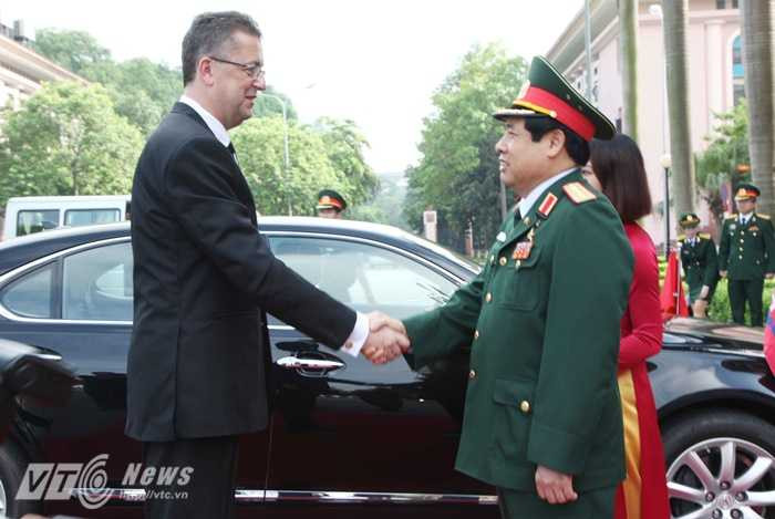 Đại tướng Phùng Quang Thanh chào mừng Ngài Martin Glvac sang thăm và làm việc tại Việt Nam
