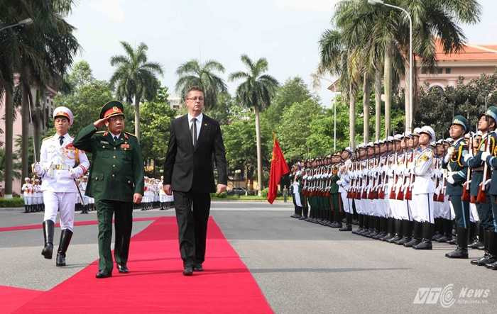 Đại tướng Phùng Quang Thanh và Ngài Martin Glvac duyệt Đội danh dự QĐND Việt Nam