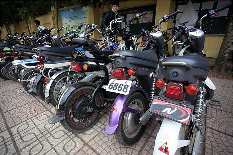 Thông tư 15/2014 của Bộ Công an từ 1/6/2014, xe máy điện sẽ không được lưu hành nếu chưa đăng ký biển số và có thể bị xử lý như xe môtô, xe gắn máy. Thế nhưng sau 1 năm sử dụng, số lượng xe máy điện đi đăng ký chỉ đêm trên đầu ngón tay. 