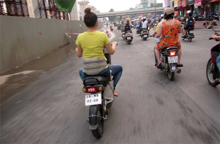 Còn chiếc BKS xe này thì có ký hiệu không giống ai 