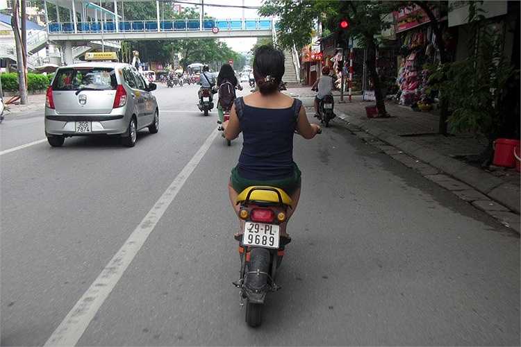 Đại úy Tạ Ngọc Khánh – Đội trưởng Đội Tham mưu PC67 Hà Nội cho biết: Số lượng những xe máy điện đi đăng ký BKS ở các quận, huyện trên địa bàn Hà Nội sau 1 năm Thông tư 15/2014 có hiệu lực là rất ít.