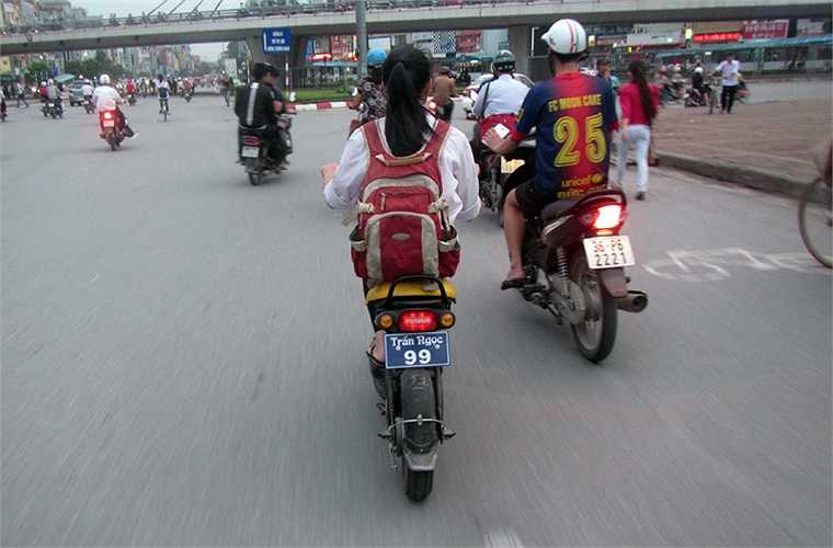 Chiếc BKS này có cả tên chủ nhân.