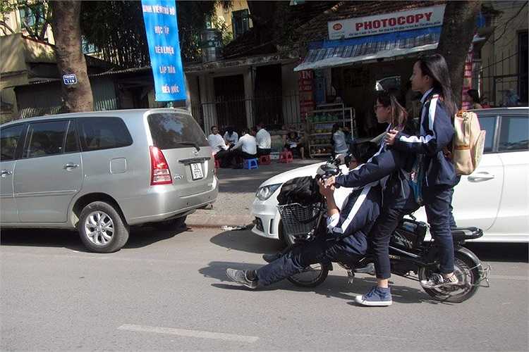 Xe máy điện, xe đạp điện được nhiều gia đình ở thành phố mua cho con đi học, nhưng nhiều trường hợp học sinh điều khiển không chấp hành luật giao thông, gây nguy hiểm cho người khác