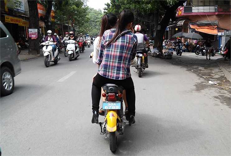 2 người ngồi trên xe 'biển xanh' không đội BMH