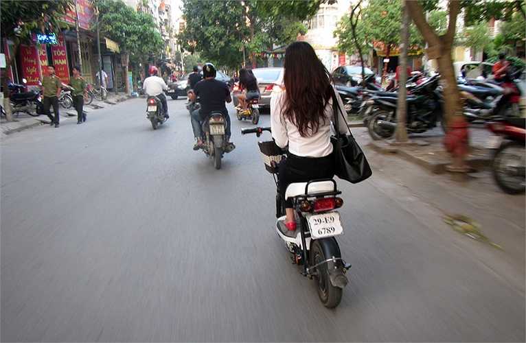 Nhiều chủ xe cho biết: Tự in một cái BKS gắn lên xe để tiện đi siêu thị gửi xe, vì một số siêu thị yêu cầu chỉ trông xe có gắn BKS