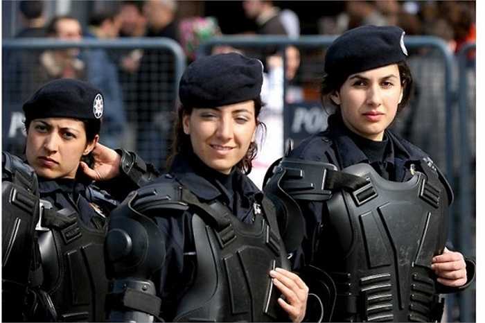 Phụ nữ được tham gia quân đội Hoàng gia Anh từ đầu những năm 1990 nhưng họ không được tham gia các hoạt động chiến đấu