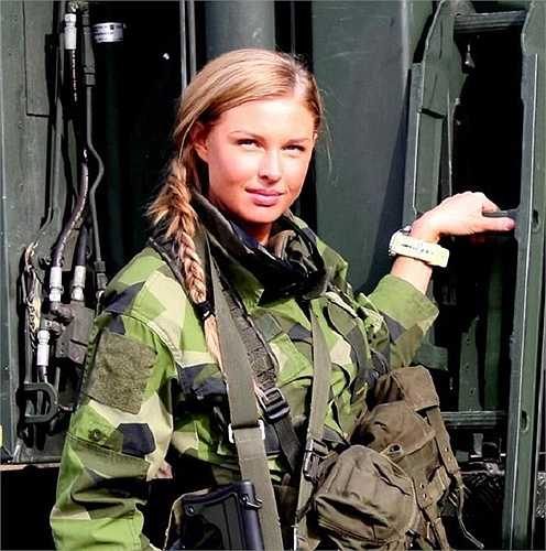 Năm 1924 phụ nữ Thuỵ Điển bắt đầu được cho phép gia nhập quân đội nhưng dựa trên cơ sở tự nguyện