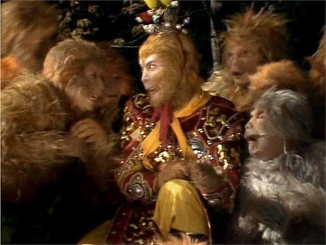 Trong thời gian quay, Hùng Nghê từng bị đập đầu phải nhũ đá trong hang động và phải đưa đi cấp cứu khâu 20 mũi.