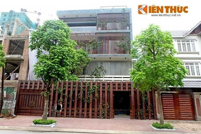 Nằm sâu trong khu đô thị Dịch Vọng (Cầu Giấy - Hà Nội), căn biệt thự bằng gỗ của đại gia Hà Nội gây chú ý vì cả công trình 'phủ' toàn gỗ. 
