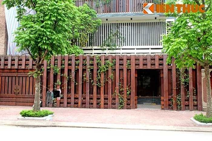 Toàn bộ hàng rào được thiết kế đẹp mắt nhờ các thanh gỗ được đóng khớp với nhau. 