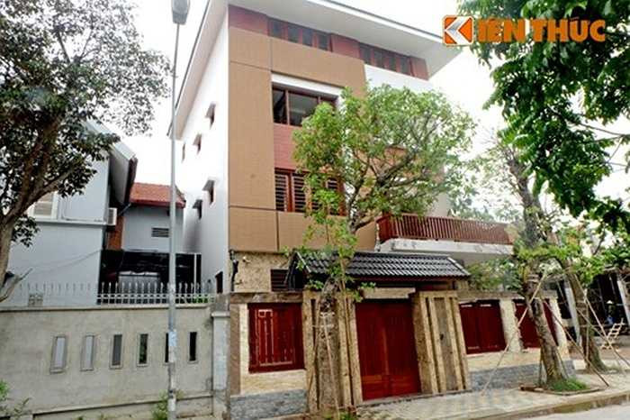 Căn biệt thự này được gia chủ chú trọng cảnh quan, cây xanh, nhiều gốc cây được mang về trồng tại vườn và vỉa hè trước công trình.