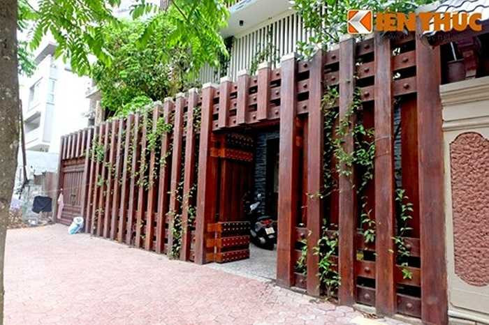 Màu gỗ nâu đỏ của hàng rào đem đến cảm giác vững chãi, an toàn và là điểm nhấn thu hút cho toàn bộ công trình. 