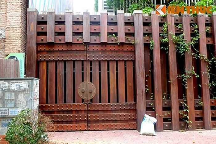 Cánh cửa lối vào tầng hầm để xe được ghép từ nhiều tấm gỗ dày. Căn biệt thự hoành tráng 'phủ' gỗ này cho thấy phần nào độ giàu có của gia chủ.