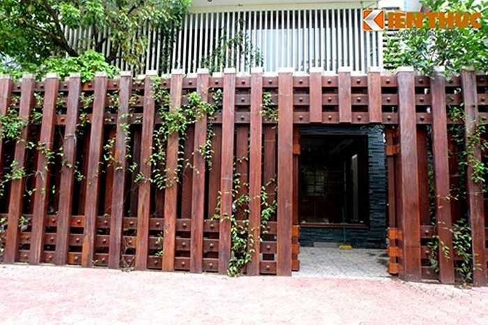 Theo những người dân xung quanh đây, biệt thự gỗ đẹp, độc đáo này được xây dựng từ khoảng năm 2013. Công trình đang được hoàn thiện bên trong.