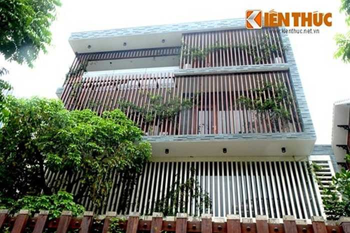 Không chỉ có hàng rào gỗ, toàn bộ hệ lam chắn nắng cho nhà cũng được làm từ các thanh gỗ, ăn rơ màu sắc với cổng. 