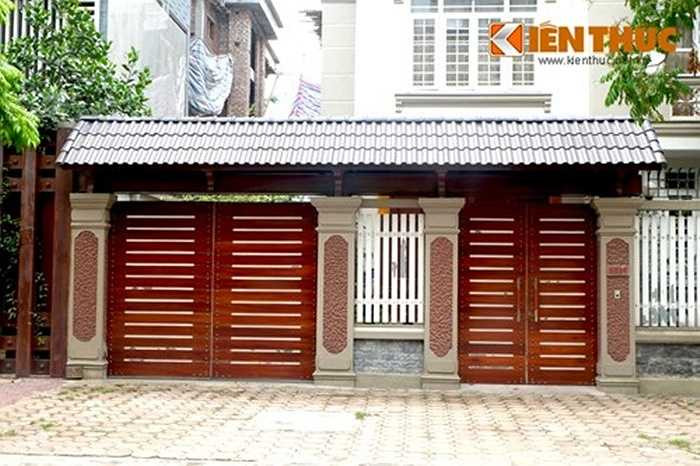 Cổng gỗ cũng được nhiều nhà giàu Hà Nội sử dụng.