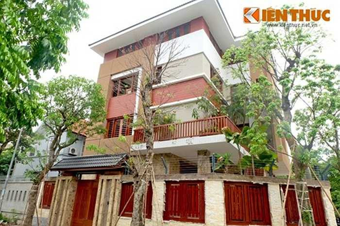 Một căn biệt thự hoành tráng với tường rào, lan can, ốp tường đều bằng gỗ khá cầu kỳ trong khu Yên Hòa (Cầu Giấy). 