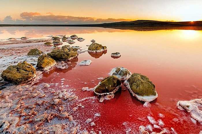 Salar de Uyuni là cánh đồng muối mênh mông ở Bolivia. Đây là nơi có trữ lượng muối lớn như một chiếc gương khổng lồ.