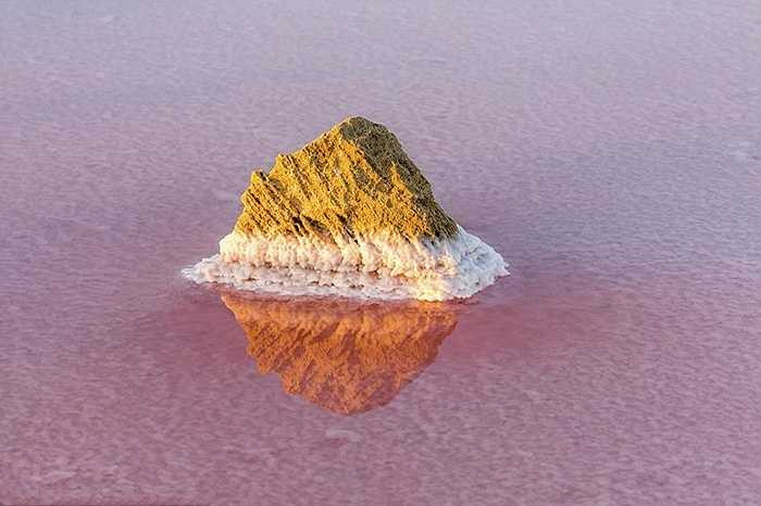 Trong hồ có khoảng 10 tỷ tấn muối nhưng mỗi năm công suất khai thác chỉ ở mức 250.000 tấn. Diểm đặc biệt là nhờ những loại vi khuẩn sống trong hồ mà màu nước luôn biến đổi