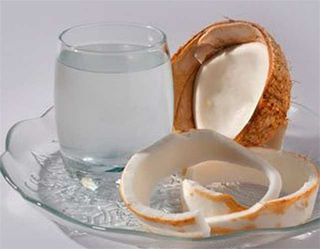 Những người bị bệnh trĩ, huyết áp thấp, thấp khớp, mệt tim do lạnh... là những bệnh thuộc thể hàn, nên kiêng nước dừa vì nước dừa cũng thuộc âm, tính hàn.