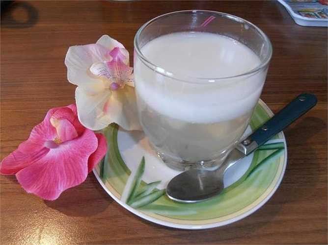 Thông thường, phụ nữ có thai thường thích uống nước dừa để con trắng trẻo. Nhưng thực tế, nước dừa chứa nhiều chất béo nên khó tiêu hóa, sẽ làm trầm trọng thêm các triệu chứng ốm nghén của phụ nữ có thai 3 tháng đầu.