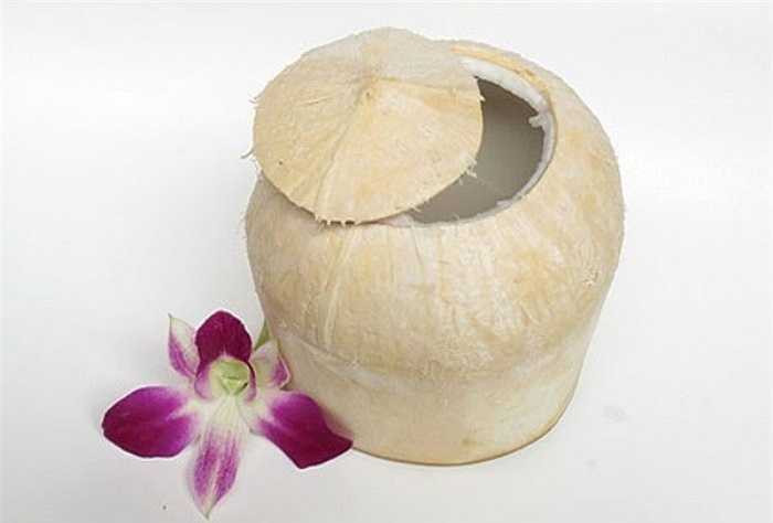 Theo cảnh báo của các chuyên gia, nước dừa không những không thể làm trắng da mà còn gây nguy cơ viêm da, hăm lở da ở trẻ sơ sinh bởi lượng đường nhiều là môi trường lý tưởng cho vi khuẩn phát triển. 