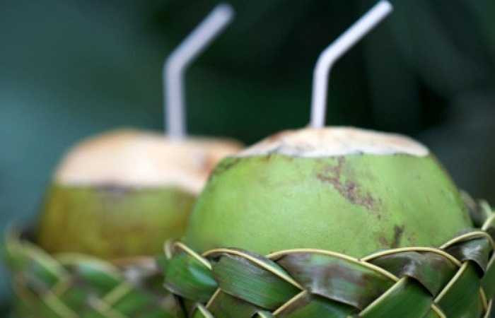 Dù không có nhiều đường nhưng dừa vẫn chứa một lượng carbohydrate không nhỏ. Đây chính là nguyên nhân vì sao những người tiểu đường cũng như bệnh nhân huyết áp cao không nên sử dụng nước dừa quá thường xuyên.