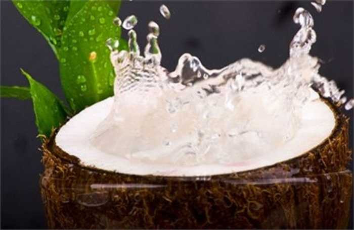 Về cơ bản, dừa cũng là một loại hạt cây, vì thế những người mẫn cảm với các loại hạt cũng có nguy cơ bị dị ứng.