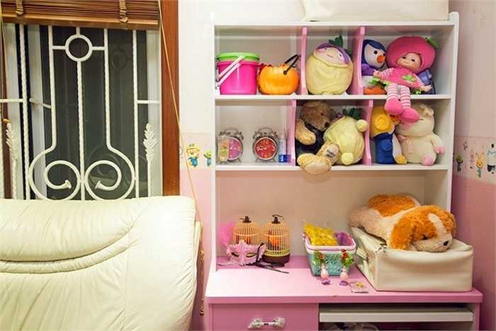 Bàn học của cô bé trưng nhiều thú bông. Trang Nhung cho hay, con gái tự lập trong sinh hoạt và học tập. Bích Ngọc đi ngủ lúc 21 h, thức dậy lúc 6 h hôm sau để chuẩn bị tới trường. 