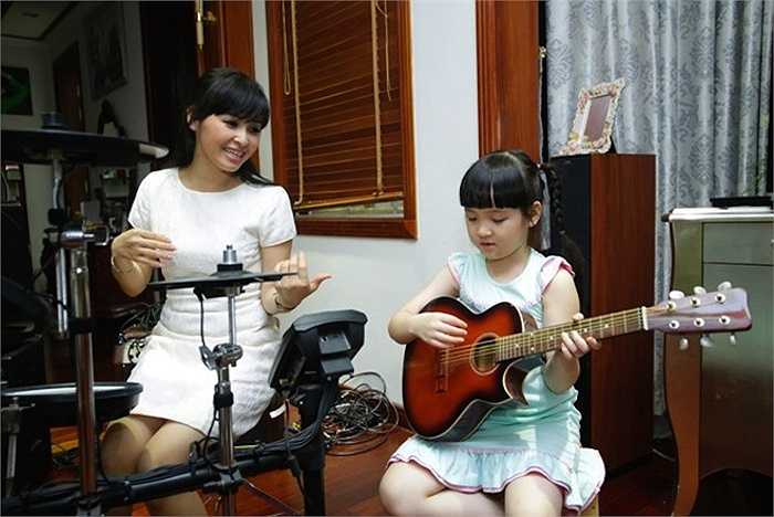 Lúc rảnh rỗi, Bích Ngọc xin phép mẹ vào phòng nhạc cụ hát và học đàn. 