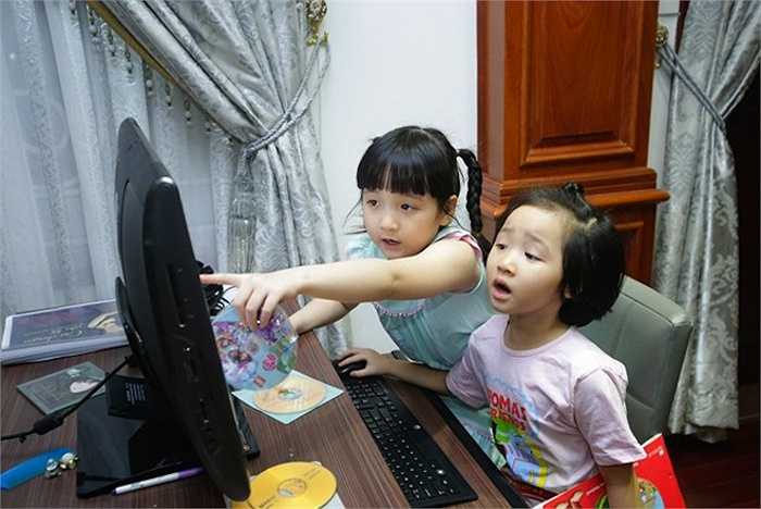 Bích Ngọc và em gái 5 tuổi thích xem những clip ca nhạc trên mạng. Trong gia đình, 4 chị em đều thừa hưởng năng khiếu nghệ thuật từ mẹ. 