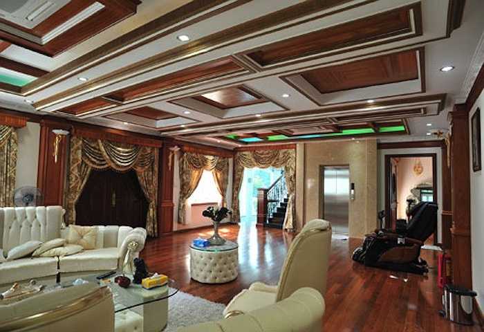 Trong căn nhà còn có phòng thư giãn để mọi người hát karaoke nổi bật với bộ salon màu kem. 