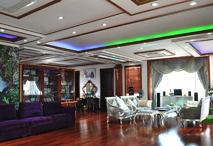 Một góc trong phòng ngủ của Trang Nhung và chồng được thiết kế tinh xảo, cùng những gam màu tinh tế. Vợ chồng cô còn đặt nguyên một bộ bàn ghế để tiếp khách thân thiết. 
