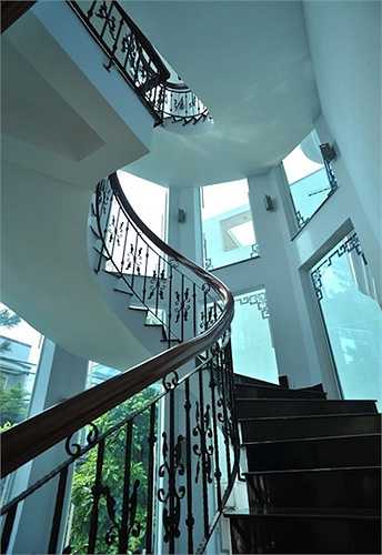Cầu thang được thiết kế thoáng với nhiều ô cửa kính. 