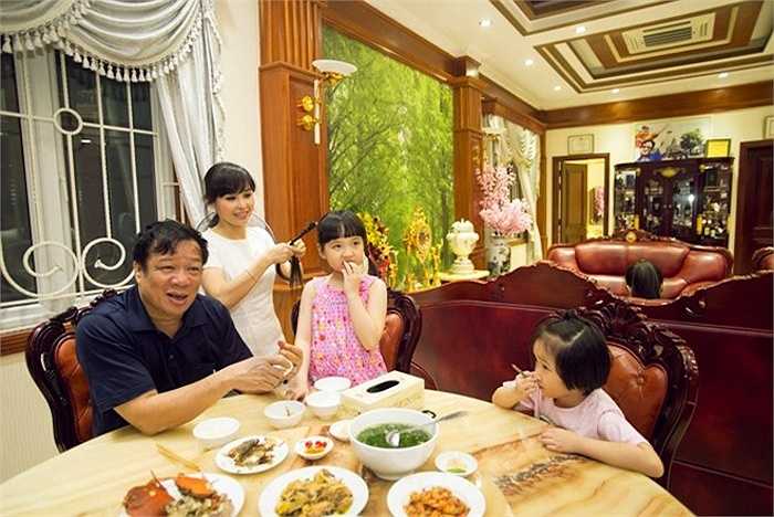 Phòng khách và phòng ăn liền kề. 