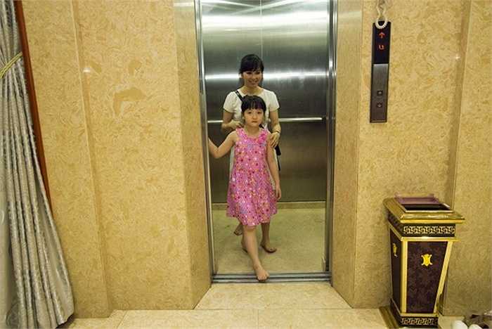 Gia đình nữ ca sỹ dọn về sống ở đây khoảng 3 năm nay. Mọi người chủ yếu di chuyển bằng thang máy vì căn nhà quá rộng. 