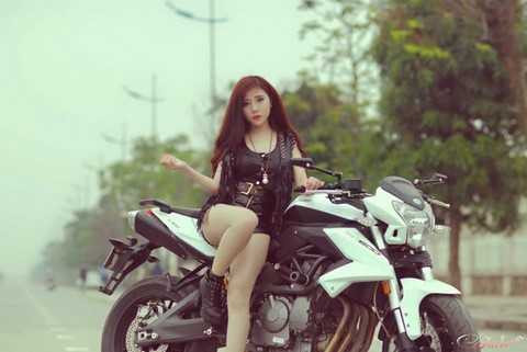 Nữ game thủ khoe đường cong nóng bỏng trong clip Đột Kích